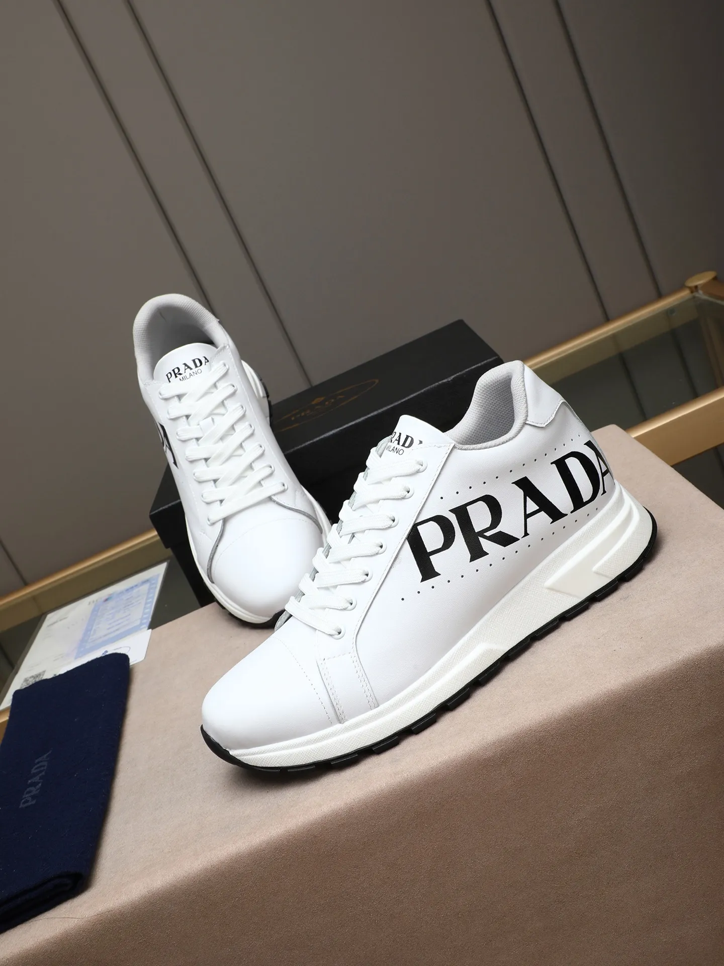 Men's shoes 💰460 PRADA's new model is on the market, the picture above is a must-sell! Fashionable casual men's shoes, trendy and versatile, relaxed and sporty style, imported cowhide leather uppers 3D printed and ultra-fine workmanship. Light and comfortable on the feet, available in 5 colors! 38-44(45 customized)